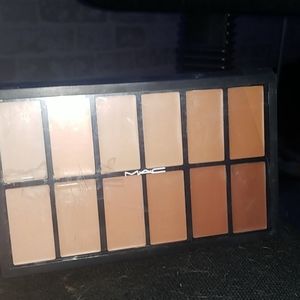 MAC 12 colour foundation pallate